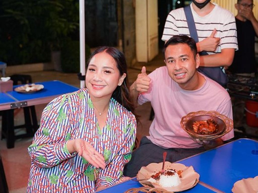 Dijuluki Sultan Andara Raffi Ahmad Tak Malu Makan di Warung Tenda Dijuluki Sultan Andara Raffi Ahmad Tak Malu Makan di Warung Tenda