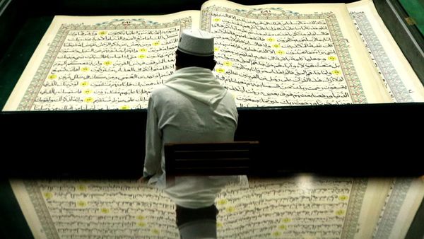 Potret Tadarus dengan Al-Quran Raksasa di Masjid Banyuwangi