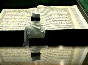 Potret Tadarus dengan Al-Quran Raksasa di Masjid Banyuwangi