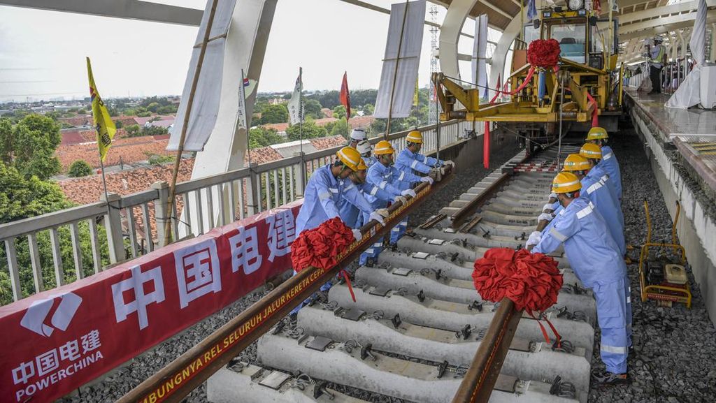Rel Terakhir Rampung, Seluruh Jalur Keceta Cepat Jakarta-Bandung Nyambung! Rel Terakhir Rampung, Seluruh Jalur Keceta Cepat Jakarta-Bandung Nyambung!
