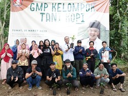 Relawan Ganjar Beri Bantuan Alat-Bibit Kopi ke Petani di Cilengkrang