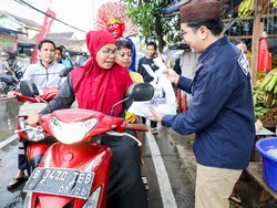Relawan Sandiaga Bagi-bagi Takjil & Santuni Yatim Piatu di Cilincing