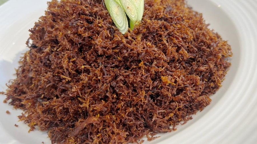 3 Resep Ayam Suwir Bumbu Pedas Kemangi hingga Serundeng Gurih