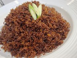 3 Resep Ayam Suwir Bumbu Pedas Kemangi hingga Serundeng Gurih