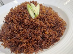 3 Resep Ayam Suwir Bumbu Pedas Kemangi hingga Serundeng Gurih
