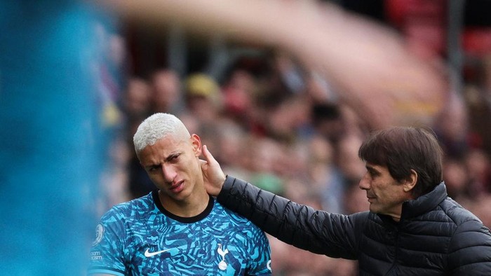 Tottenham Hotspurs Brazilian striker Richarlison (C) is comforted by Tottenham Hotspurs Italian head coach Antonio Conte as he leaves the pitch during the English Premier League football match between Southampton and Tottenham Hotspur at St Marys Stadium in Southampton, southern England on March 18, 2023. (Photo by Adrian DENNIS / AFP) / RESTRICTED TO EDITORIAL USE. No use with unauthorized audio, video, data, fixture lists, club/league logos or live services. Online in-match use limited to 120 images. An additional 40 images may be used in extra time. No video emulation. Social media in-match use limited to 120 images. An additional 40 images may be used in extra time. No use in betting publications, games or single club/league/player publications. /  (Photo by ADRIAN DENNIS/AFP via Getty Images)