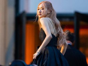 Rose BLACKPINK Pakai Pita Tradisional Korea Bak Putri Kerajaan di New York