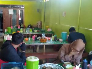 Satpol PP Sinjai Razia Warung Coto Nekat Buka saat Siang Hari di Ramadan Satpol PP Sinjai Razia Warung Coto Nekat Buka saat Siang Hari di Ramadan