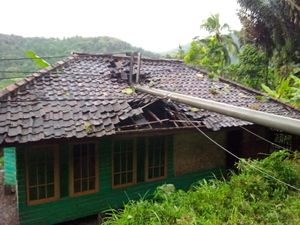 Puluhan Rumah di Cianjur Rusak Diterjang Puting Beliung Puluhan Rumah di Cianjur Rusak Diterjang Puting Beliung