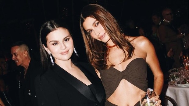 Selena Gomez dan Hailey Bieber/Foto: Instagram.com/Courtesy Tyrell Hampton
