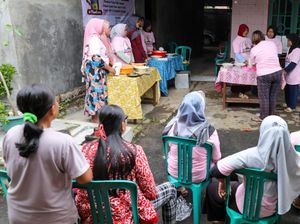 Srikandi Ganjar Gelar Pelatihan Buat Kue Bolu untuk Ibu-ibu di Cirebon Srikandi Ganjar Gelar Pelatihan Buat Kue Bolu untuk Ibu-ibu di Cirebon