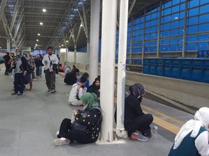 Cerita Pengguna KRL Menepi dari Hiruk Pikuk Manggarai Saat Buka Puasa