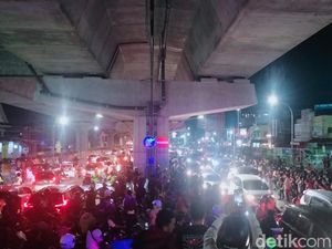 PSM Makassar Juara Liga 1, Suporter Langsung Pesta di Jalan AP Pettarani PSM Makassar Juara Liga 1, Suporter Langsung Pesta di Jalan AP Pettarani