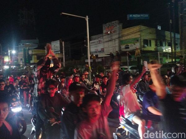 Potret Kemeriahan Suporter Pesta PSM Juara Liga 1 2022/2023 di Makassar