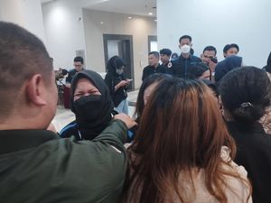 Pecah Tangis Relawan Saat RSDC Wisma Atlet Resmi Ditutup Pecah Tangis Relawan Saat RSDC Wisma Atlet Resmi Ditutup