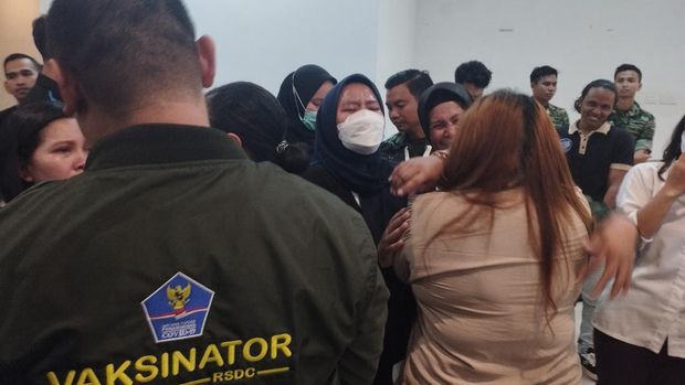 Tangis para relawan saat acara penutupan operasional RSDC Wisma Atlet (Brigitta-detikcom)