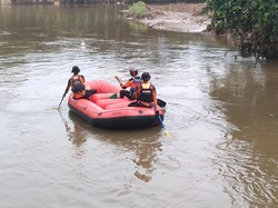 Pencarian Pekerja Bangunan Tercebur Kali Ciliwung Dilanjut Hari Ini