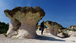 Uniknya Batu Jamur di Bulgaria, Bentuknya Mencuri Perhatian!