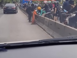 Viral Pemotor Nekat Bongkar Separator Jalur Bus di Slipi Jakbar