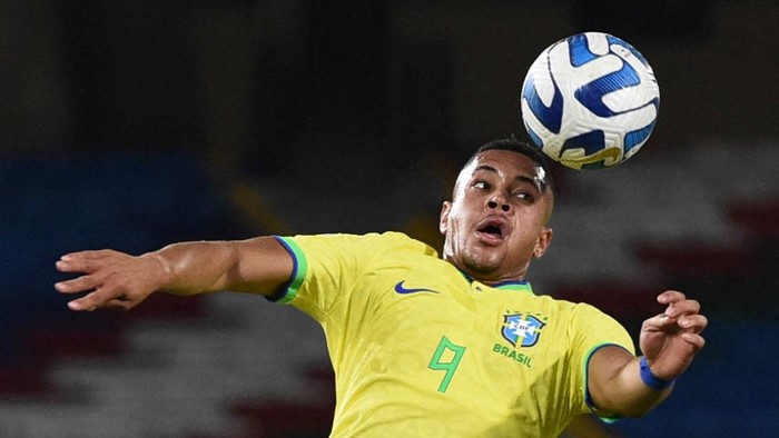 Brazils Vitor Roque heads the ball during the South American U-20 championship first round football match against Brazil at the Pascual Guerrero Stadium in Cali, Colombia, on January 23, 2023. (Photo by JOAQUIN SARMIENTO / AFP) (Photo by JOAQUIN SARMIENTO/AFP via Getty Images)