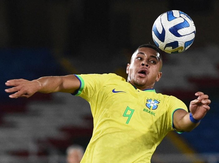 Brazil's Vitor Roque heads the ball during the South American U-20 championship first round football match against Brazil at the Pascual Guerrero Stadium in Cali, Colombia, on January 23, 2023. (Photo by JOAQUIN SARMIENTO / AFP) (Photo by JOAQUIN SARMIENTO/AFP via Getty Images)