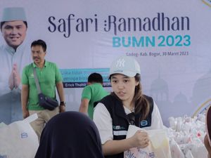 Gelar Safari Ramadan, WIKA Bagikan Sembako Murah ke Warga di Bogor