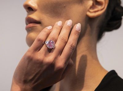 Wujud Berlian Langka Eternal Pink yang Bakal Dilelang Rp 500 Miliar