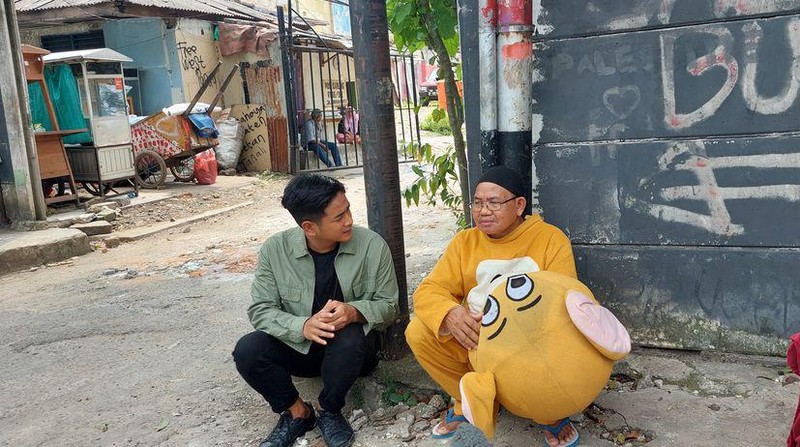 Yuk Bantu Kakek Saryo, Badut Jalanan yang Berjuang Demi Mimpi Sang Anak