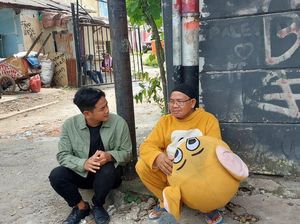 Yuk Bantu Kakek Saryo, Badut Jalanan yang Berjuang Demi Mimpi Sang Anak