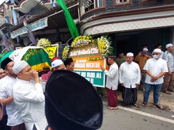 Anies Ikut Salatkan Jenazah Ketua Umum MUI DKI Munahar Muchtar