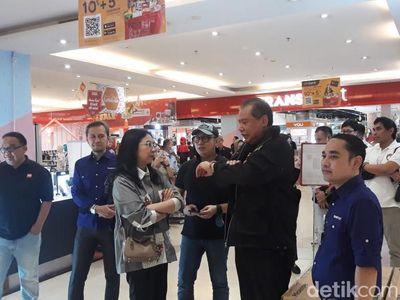 Momen CT Blusukan Cek Ajang Transmart Midnight Sale
