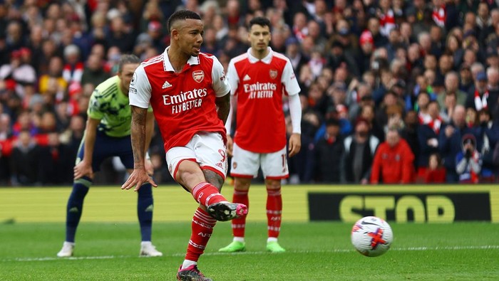 Soccer Football - Premier League - Arsenal v Leeds United - Emirates Stadium, London, Britain - April 1, 2023  Arsenals Gabriel Jesus scores their first goal from the penalty spot Action Images via Reuters/Matthew Childs EDITORIAL USE ONLY. No use with unauthorized audio, video, data, fixture lists, club/league logos or live services. Online in-match use limited to 75 images, no video emulation. No use in betting, games or single club /league/player publications.  Please contact your account representative for further details.