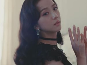 Gaya Anggun Jisoo BLACKPINK di MV FLOWER, Pakai Outfit Seharga Rp 1,1 M Gaya Anggun Jisoo BLACKPINK di MV FLOWER, Pakai Outfit Seharga Rp 1,1 M