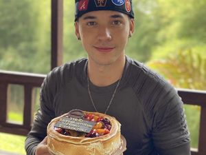 Gaya Keren Stefan William saat Makan Bareng Anak dan Sahabat Gaya Keren Stefan William saat Makan Bareng Anak dan Sahabat