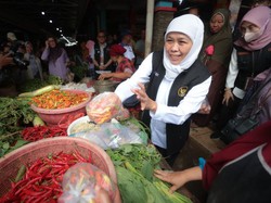 Blusukan ke Pasar, Khofifah Pastikan Stok Bahan Pokok Aman hingga Lebaran