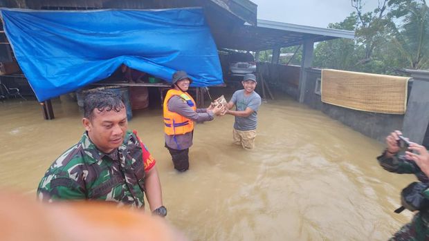 Hujan berintensitas tinggi pada Rabu (29/3) telah memicu luapan Sungai Kapuas, Kalteng. Sebanyak 13.192 jiwa terdampak banjir tersebut. (dok BNPB)