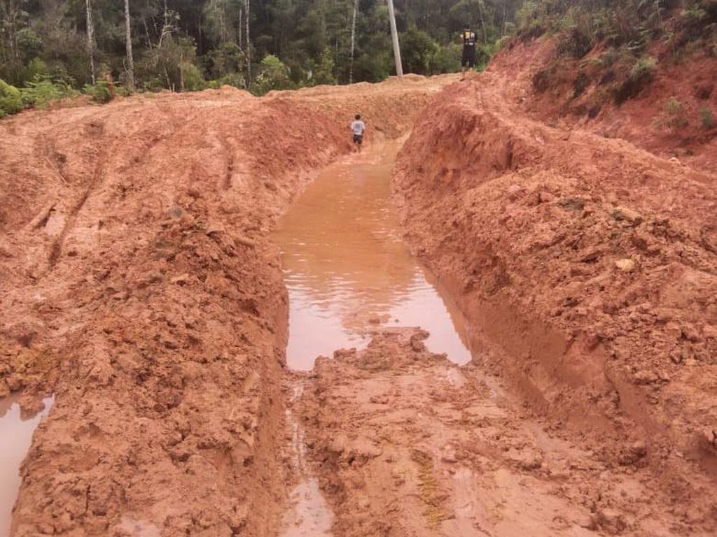 Warga Seko Protes Pemprov Sulsel Tak Kunjung Perbaiki Jalan Rusak-Berlumpur Warga Seko Protes Pemprov Sulsel Tak Kunjung Perbaiki Jalan Rusak-Berlumpur