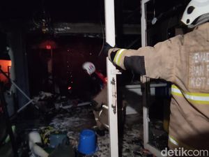 Rumah di Jalan Pandanaran Semarang Terbakar, Seorang Petugas Terluka
