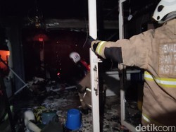 Rumah di Jalan Pandanaran Semarang Terbakar, Seorang Petugas Terluka