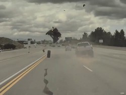 Bak Film Aksi, Mobil ini Terbang Akibat Tabrak Ban Mobil yang Lepas