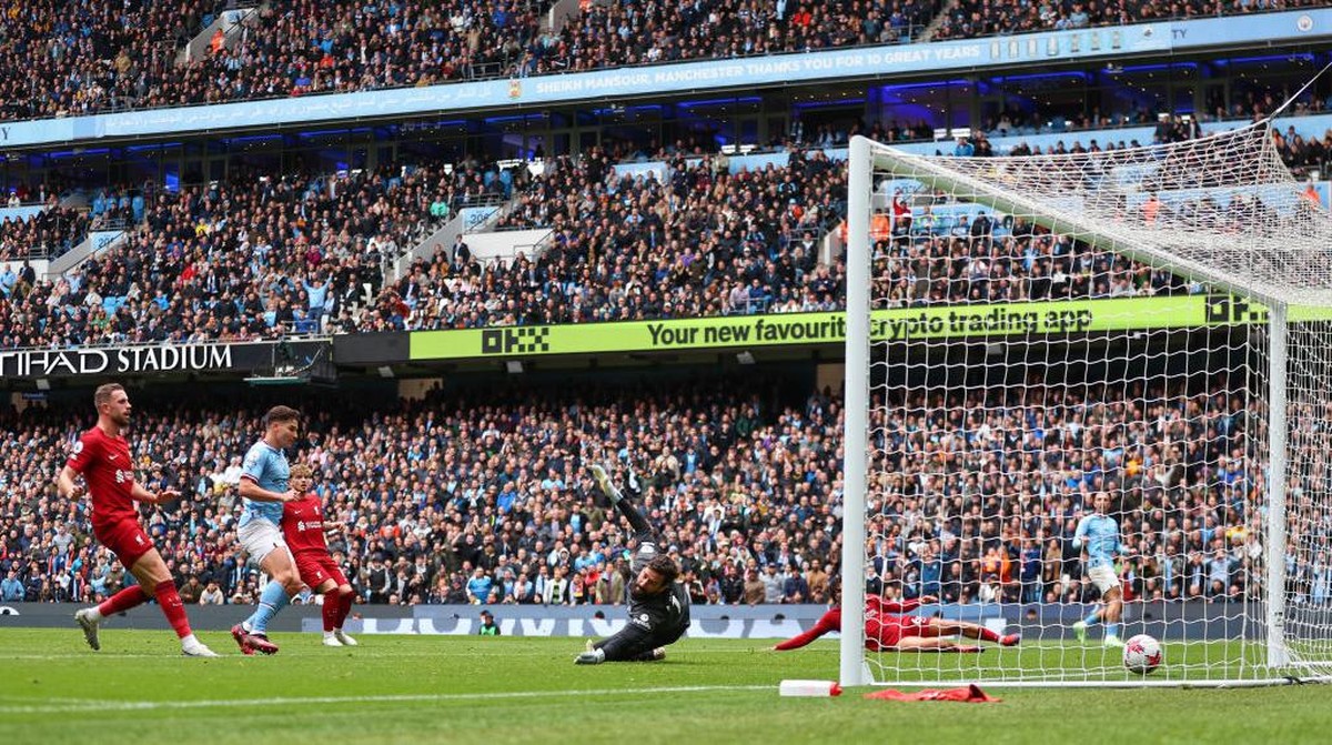 Momen gol Julian Alvarez ke gawang Liverpool. (Foto: Getty Images/Robbie Jay Barratt - AMA)