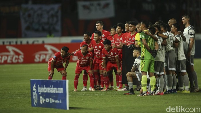 Lihat Lagi Momen Persija-Persib Gunakan Pita Hitam, Duka Piala Dunia U-20 Sejumlah pemain Persija dan Persib berfoto sebelum memulai pertandingan di Stadion Patriot, Bekasi, Jumat (31/3/2023).