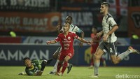 Kebuntuan pecah di masa injury time babak pertama saat Riko Simanjuntak mencatatkan namanya di papan skor.
