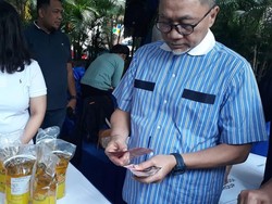 Hadiri Pasar Ramadan, Zulhas Borong Minyakita-Bahan Kue buat Warga