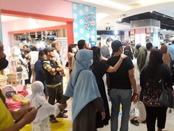 Midnight Sale! Transmart Cempaka Putih Langsung Diserbu Pengunjung
