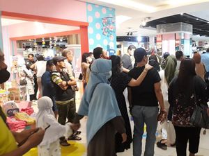 Midnight Sale! Transmart Cempaka Putih Langsung Diserbu Pengunjung Midnight Sale! Transmart Cempaka Putih Langsung Diserbu Pengunjung