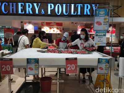 Momen Ramainya Midnight Sale di Transmart Central Park