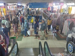 Pasar Tanah Abang Ramai Pengunjung Berburu Baju Lebaran