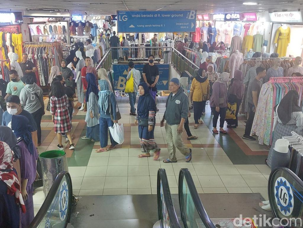 Pasar Tanah Abang Ramai Pengunjung Berburu Baju Lebaran Pasar Tanah Abang Ramai Pengunjung Berburu Baju Lebaran