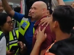 Skuad PSM Disambut Meriah Suporter saat Tiba di Bandara Sultan Hasanuddin